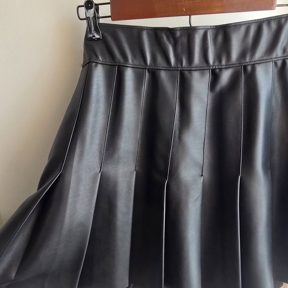 Abercrombie & Fitch Vegan Leather Pleated Skirt – Black – Size M - Picture 8 of 10